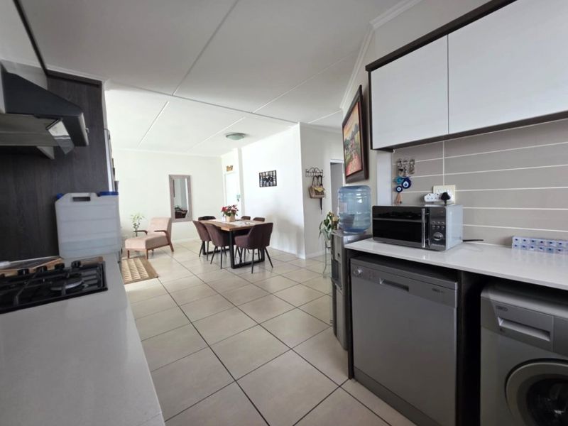 Immaculate 3-Bedroom Flat with Garden, Pool & Modern Living! - Photo 10