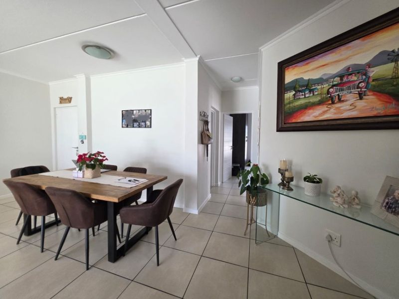 Immaculate 3-Bedroom Flat with Garden, Pool & Modern Living! - Photo 9