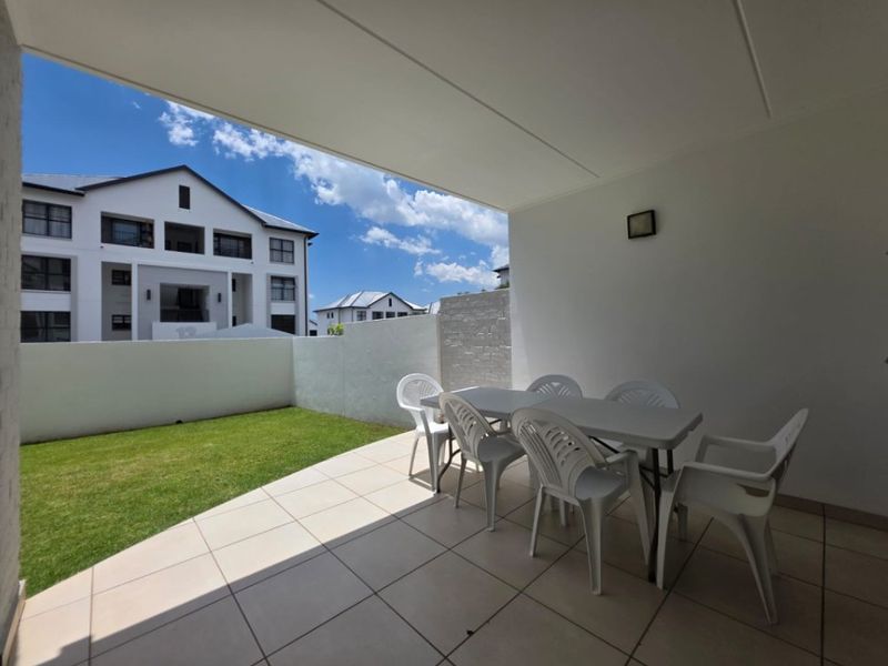 Immaculate 3-Bedroom Flat with Garden, Pool & Modern Living! - Photo 7