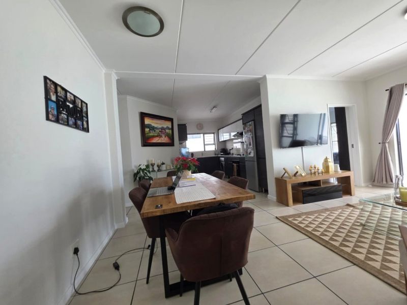 Immaculate 3-Bedroom Flat with Garden, Pool & Modern Living! - Photo 8