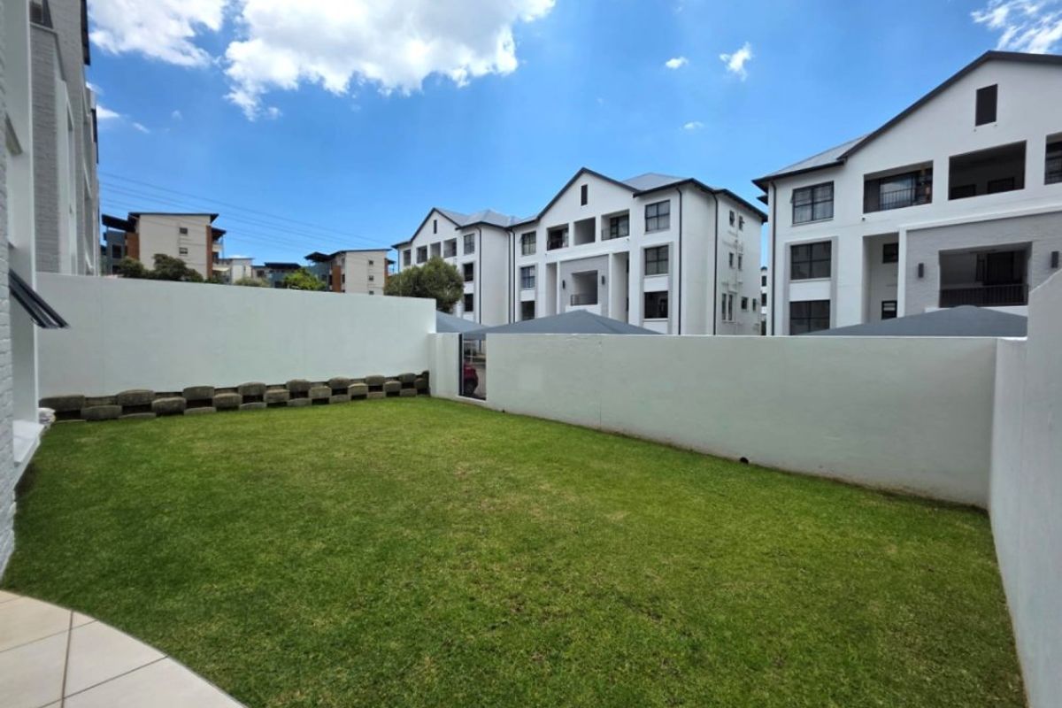 Immaculate 3-Bedroom Flat with Garden, Pool & Modern Living! - Photo 2