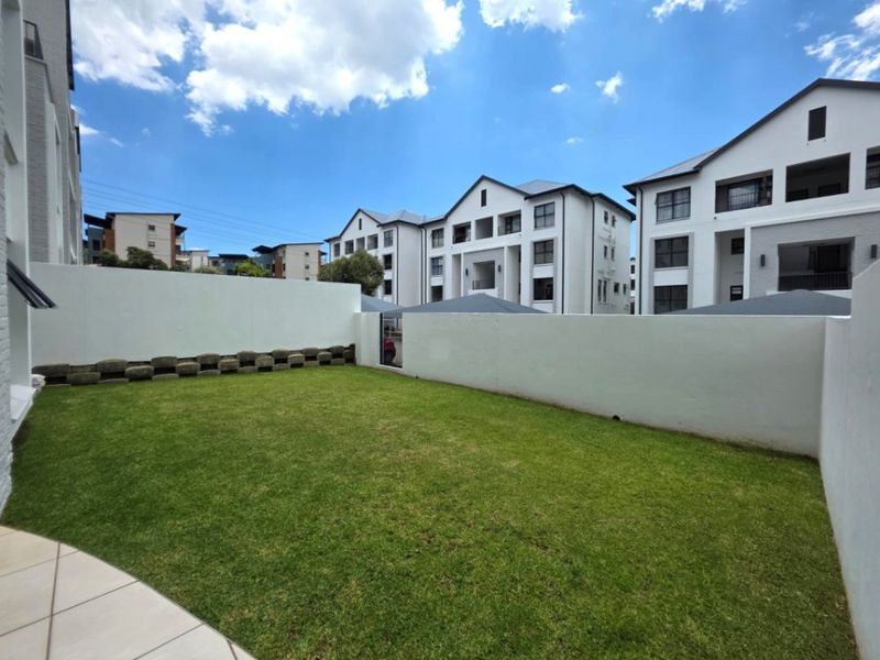 Immaculate 3-Bedroom Flat with Garden, Pool & Modern Living! - Photo 2