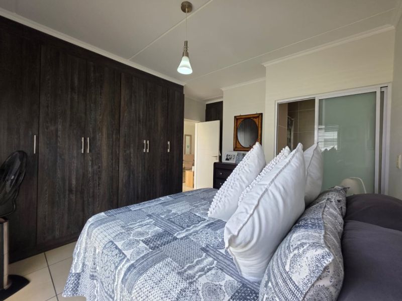 Immaculate 3-Bedroom Flat with Garden, Pool & Modern Living! - Photo 5