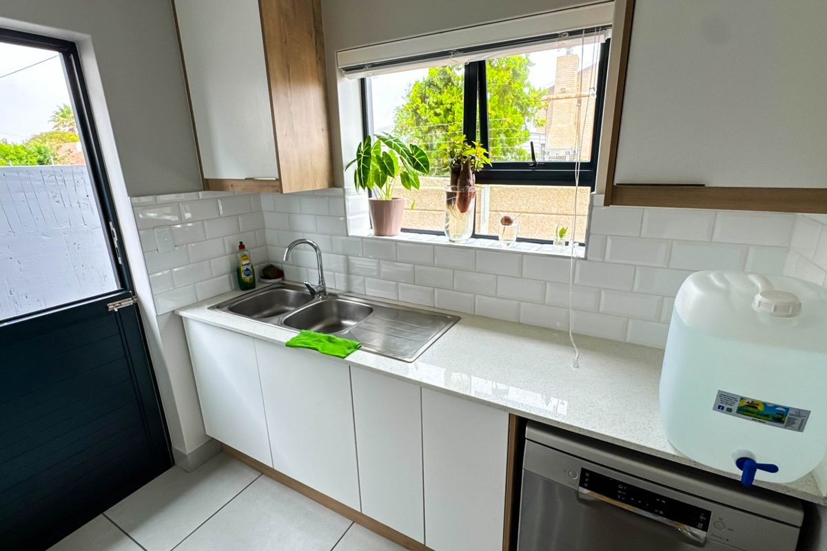 Beautiful Townhouse...  Modern Finishes... Very Popular Eco Estate !!! - Photo 4