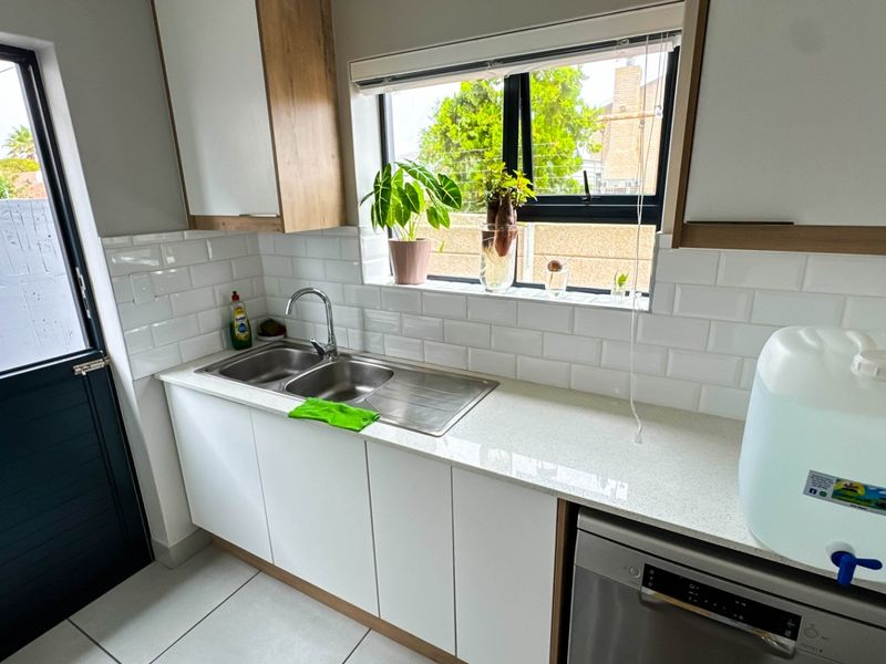 Beautiful Townhouse...  Modern Finishes... Very Popular Eco Estate !!! - Photo 4