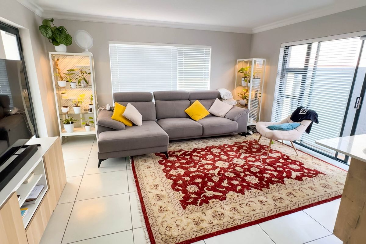 Beautiful Townhouse...  Modern Finishes... Very Popular Eco Estate !!! - Photo 5