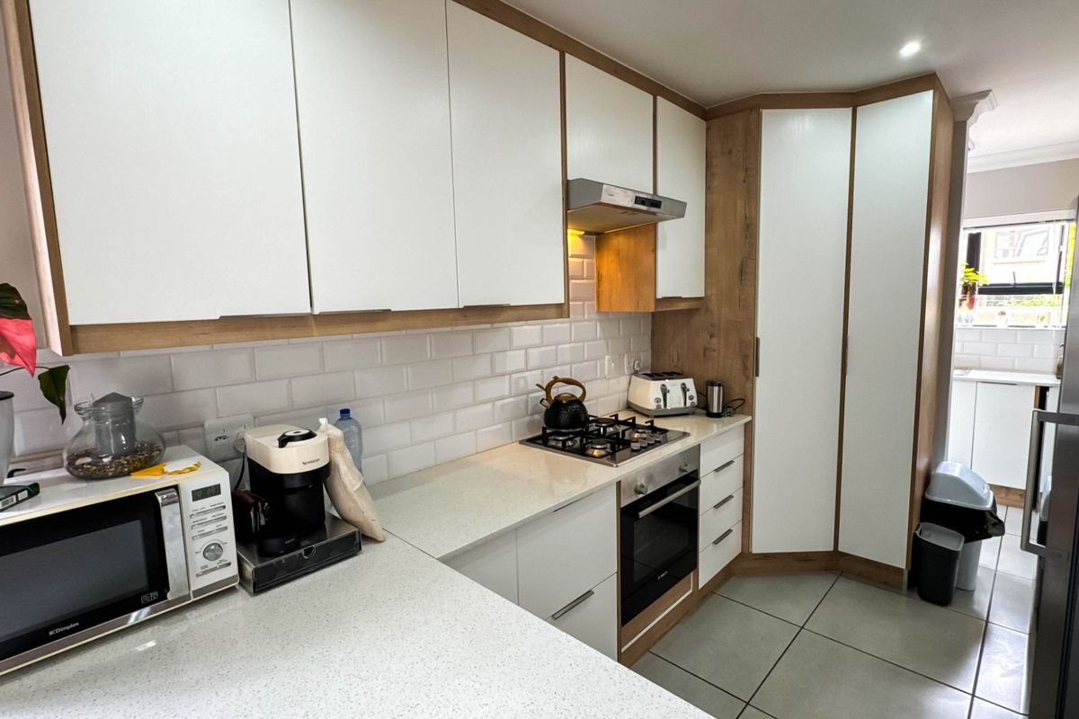 Beautiful Townhouse...  Modern Finishes... Very Popular Eco Estate !!! - Photo 3