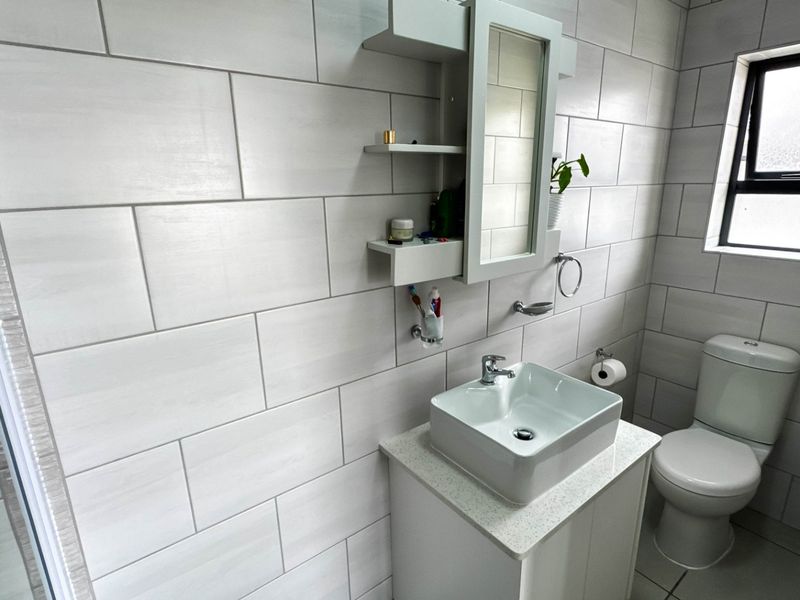 Beautiful Townhouse...  Modern Finishes... Very Popular Eco Estate !!! - Photo 10