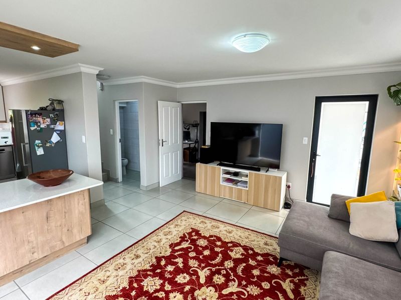 Beautiful Townhouse...  Modern Finishes... Very Popular Eco Estate !!! - Photo 6