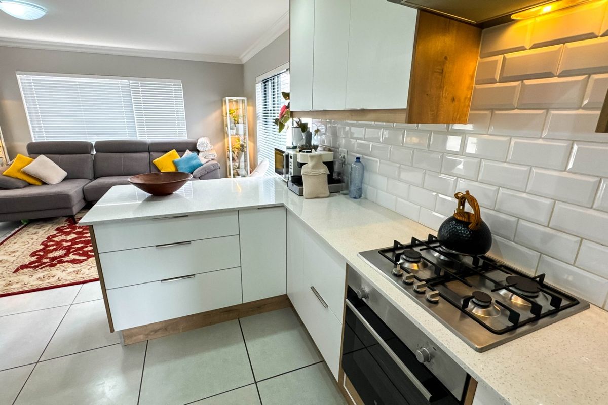 Beautiful Townhouse...  Modern Finishes... Very Popular Eco Estate !!! - Photo 2