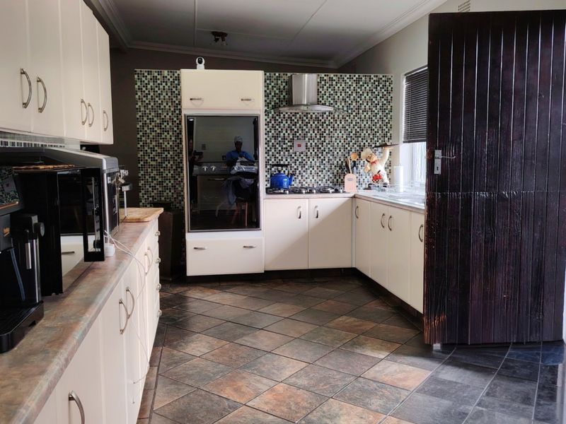 Prime 408m2 Extended Family Home with Business Potential in SW5. - Photo 5