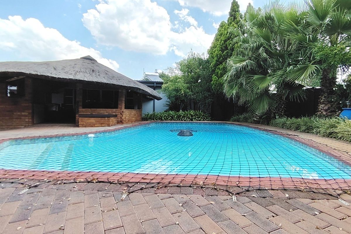 Prime 408m2 Extended Family Home with Business Potential in SW5. - Photo 2