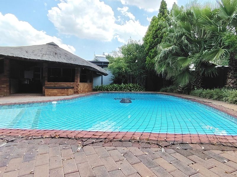 Prime 408m2 Extended Family Home with Business Potential in SW5. - Photo 2