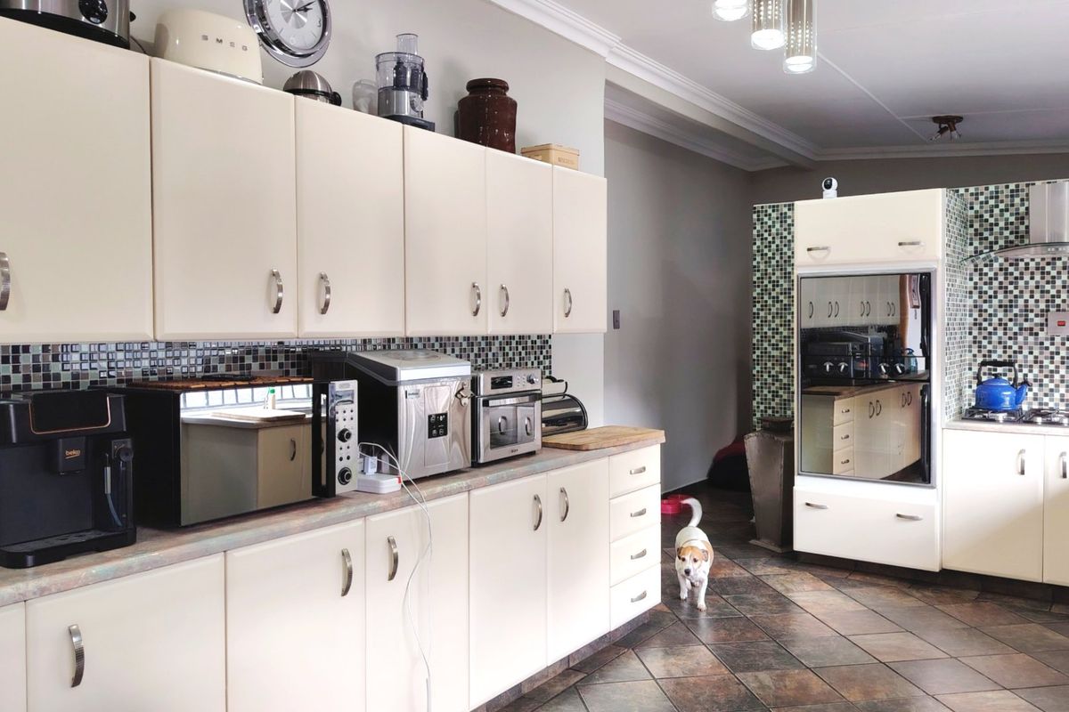 Prime 408m2 Extended Family Home with Business Potential in SW5. - Photo 4