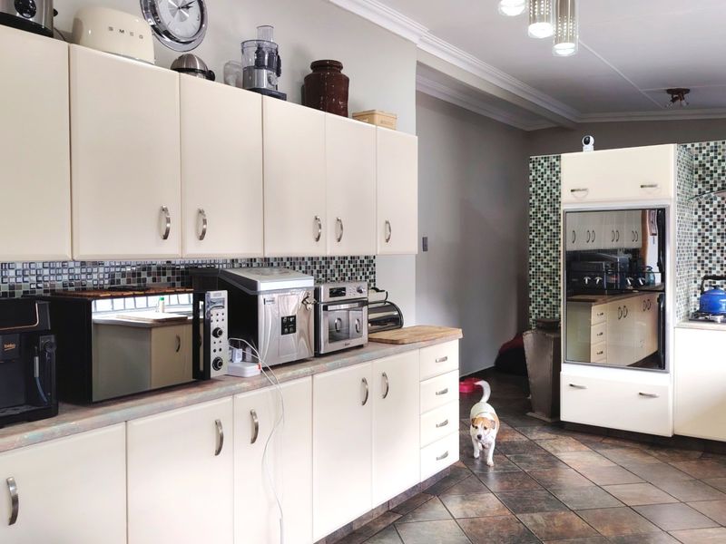 Prime 408m2 Extended Family Home with Business Potential in SW5. - Photo 4