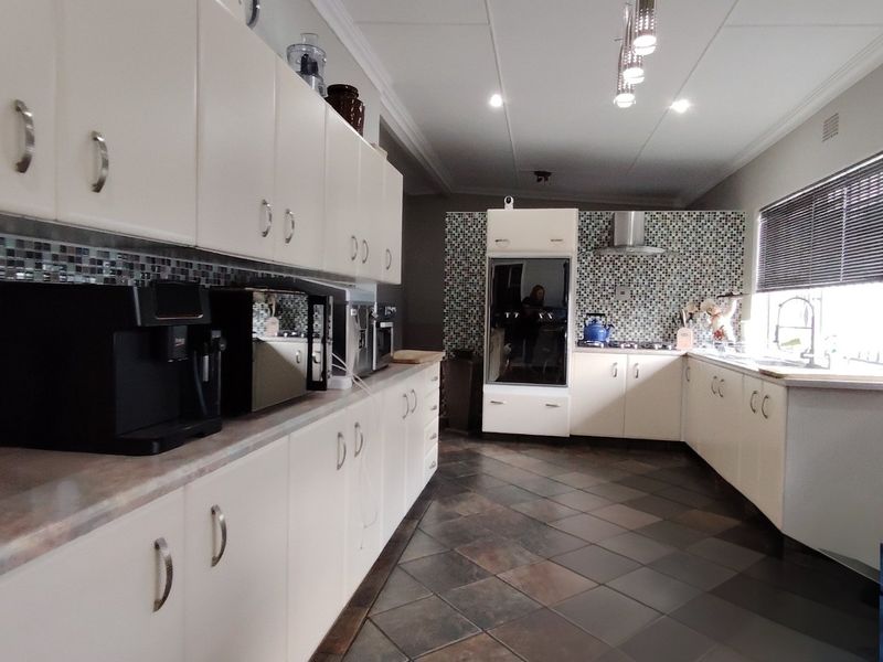 Prime 408m2 Extended Family Home with Business Potential in SW5. - Photo 7