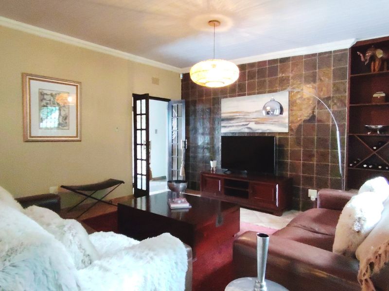 Prime 408m2 Extended Family Home with Business Potential in SW5. - Photo 8