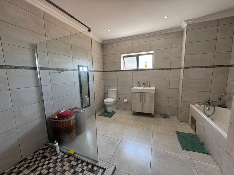 Stunning 3 bedroom townhouse for sale  - Photo 5