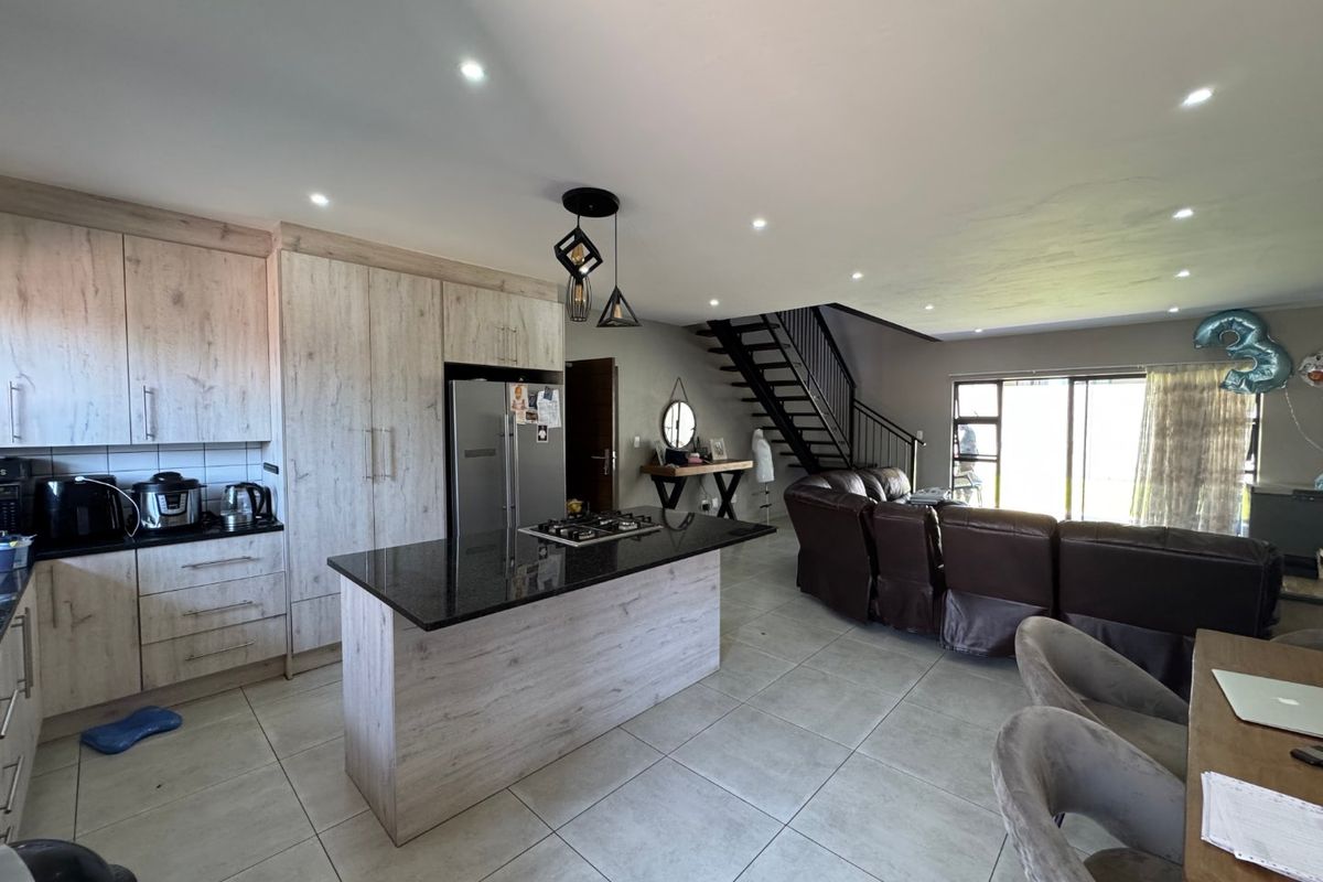 Stunning 3 bedroom townhouse for sale  - Photo 2