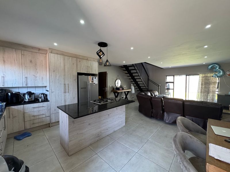 Stunning 3 bedroom townhouse for sale  - Photo 2