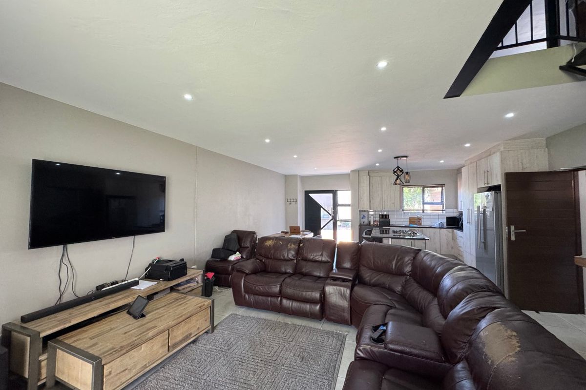 Stunning 3 bedroom townhouse for sale  - Photo 3