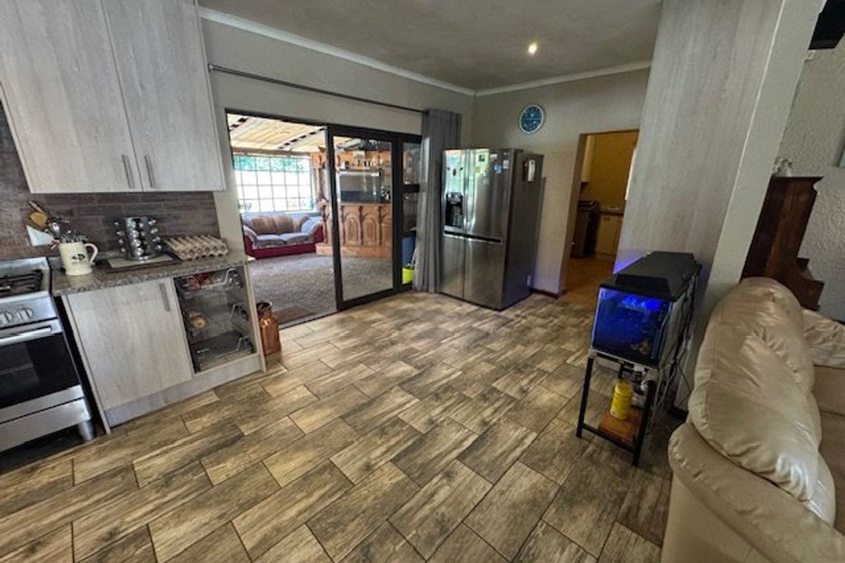 Spacious Family Home with Ample Parking - Photo 4