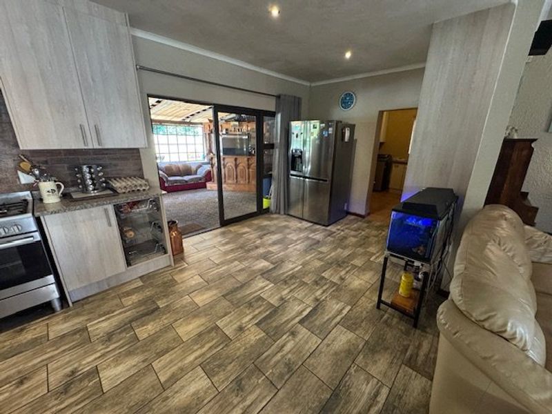 Spacious Family Home with Ample Parking - Photo 4