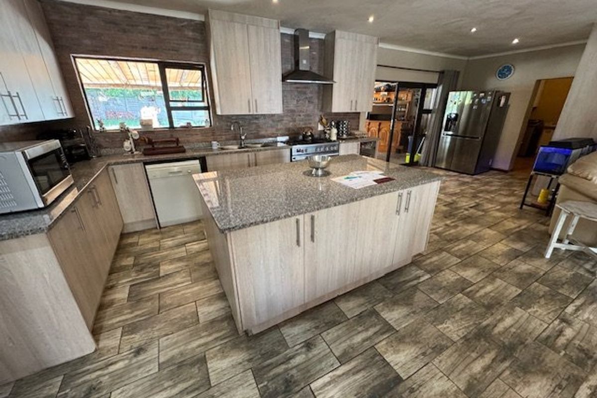 Spacious Family Home with Ample Parking - Photo 3