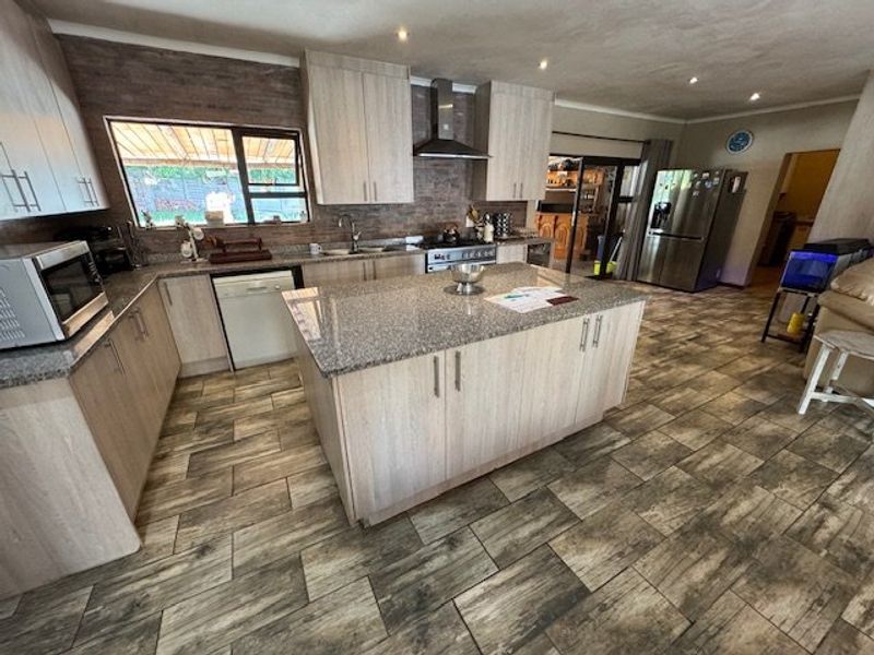 Spacious Family Home with Ample Parking - Photo 3