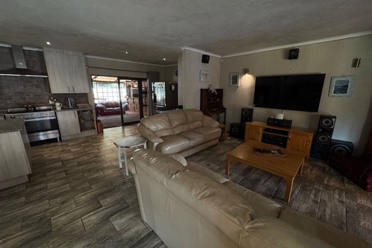 Spacious Family Home with Ample Parking - Photo 5