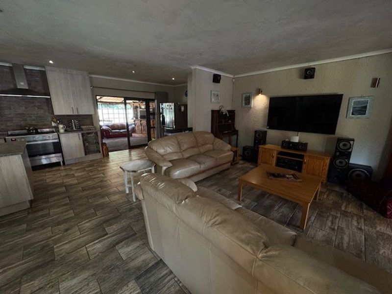 Spacious Family Home with Ample Parking - Photo 5