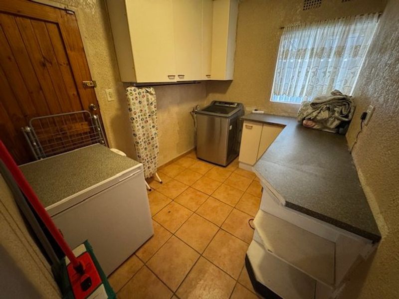 Spacious Family Home with Ample Parking - Photo 7