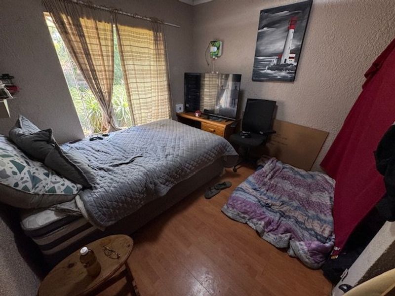 Spacious Family Home with Ample Parking - Photo 8