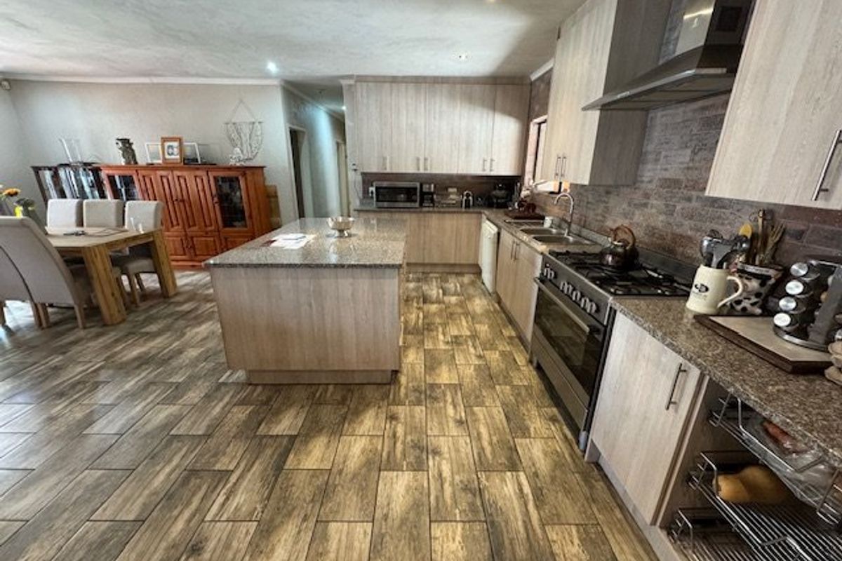 Spacious Family Home with Ample Parking - Photo 2