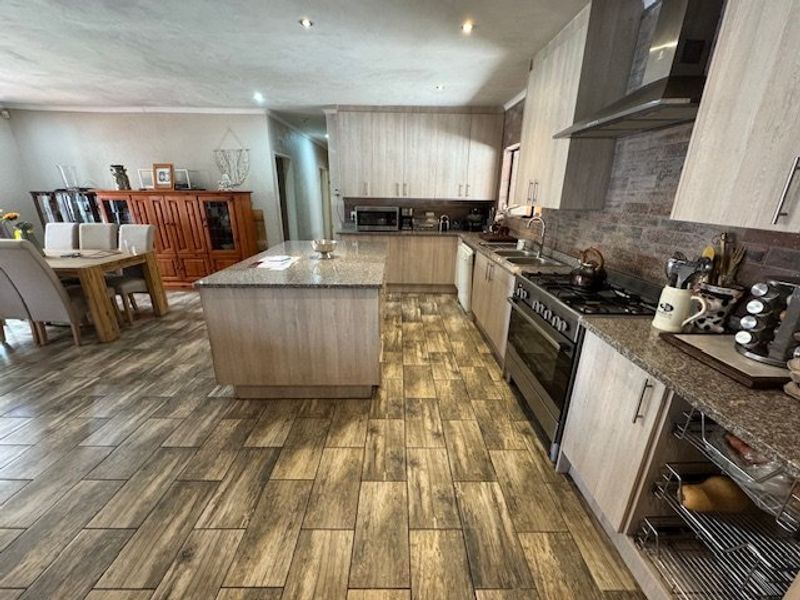 Spacious Family Home with Ample Parking - Photo 2