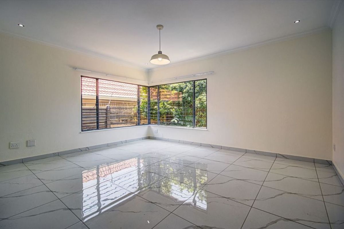 Elegant and Spacious Family Residence - Photo 2