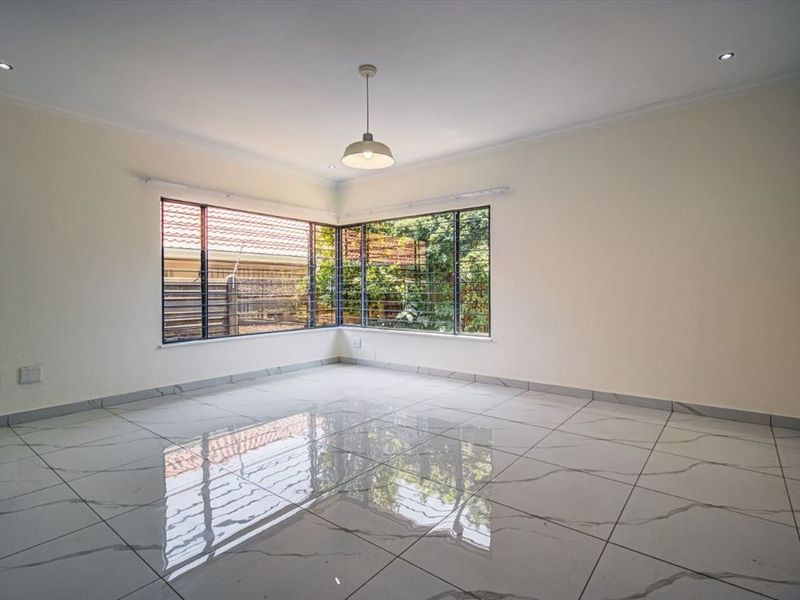 Elegant and Spacious Family Residence - Photo 2