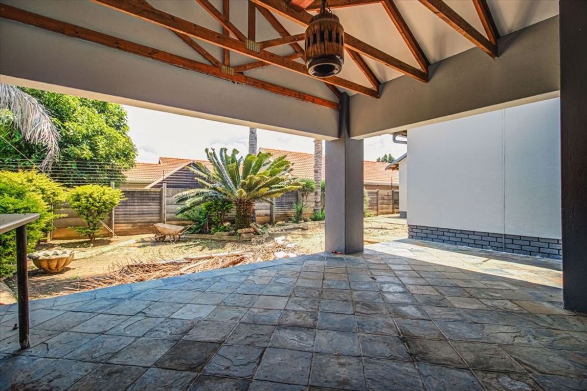 Elegant and Spacious Family Residence - Photo 3