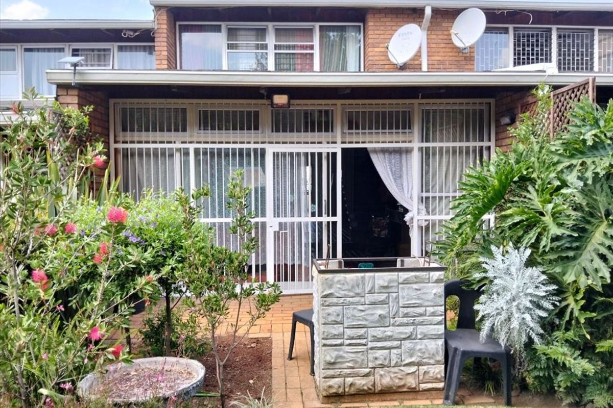 Cozy and Practical Two Bedroom Home - Photo 3