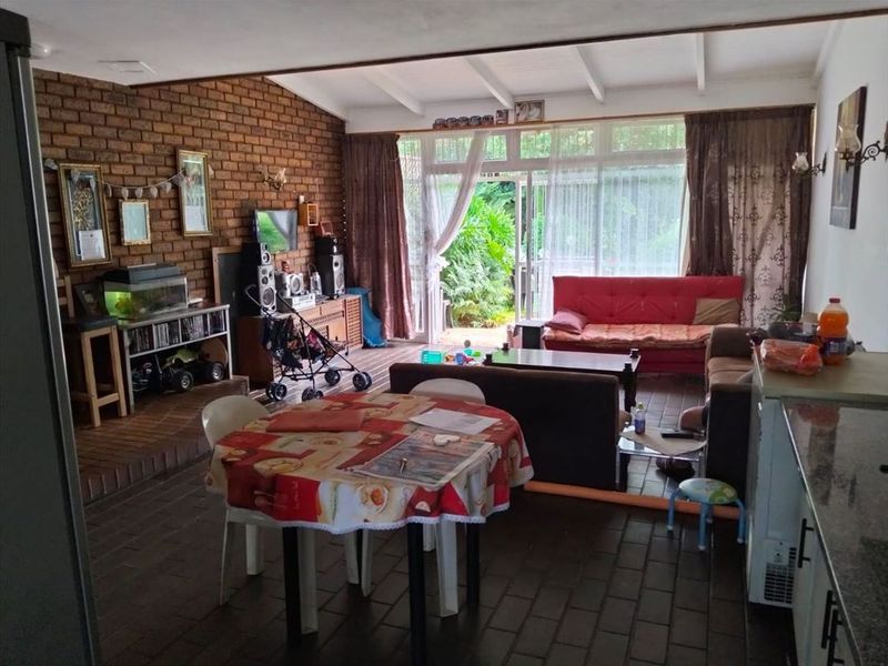 Cozy and Practical Two Bedroom Home - Photo 2