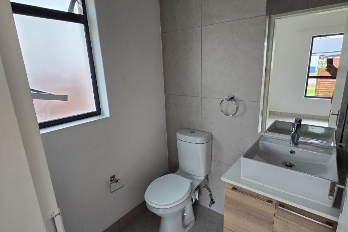 3 Bedroom / 2 Bathroom direct from developer  - Photo 3