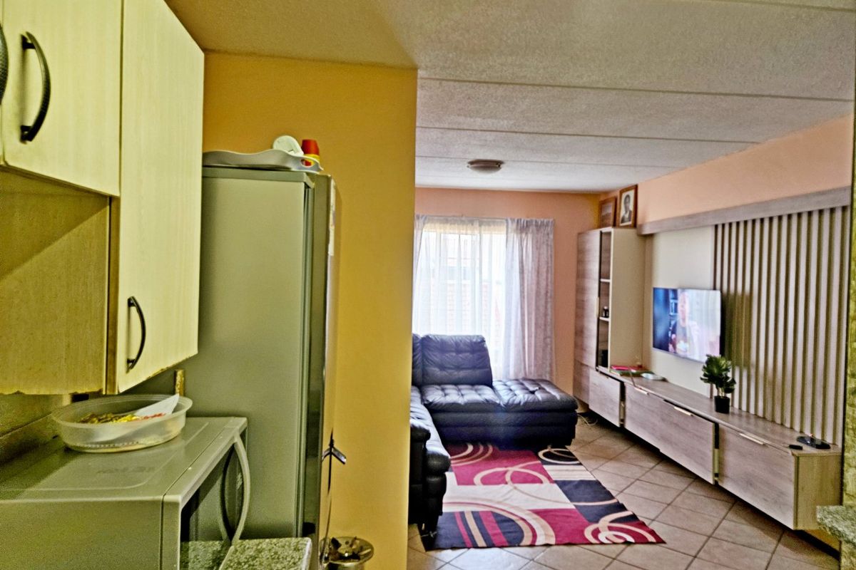 Charming 2-Bedroom First Floor Unit for Sale - Photo 3
