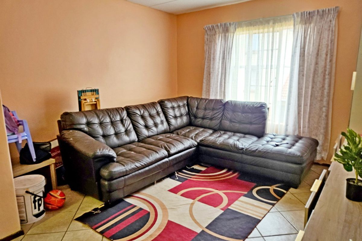 Charming 2-Bedroom First Floor Unit for Sale - Photo 4