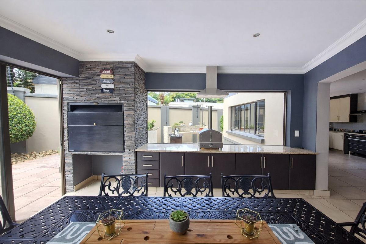 Elegant Home For Sale in Prestigious Ville de Fleur Estate - Photo 4