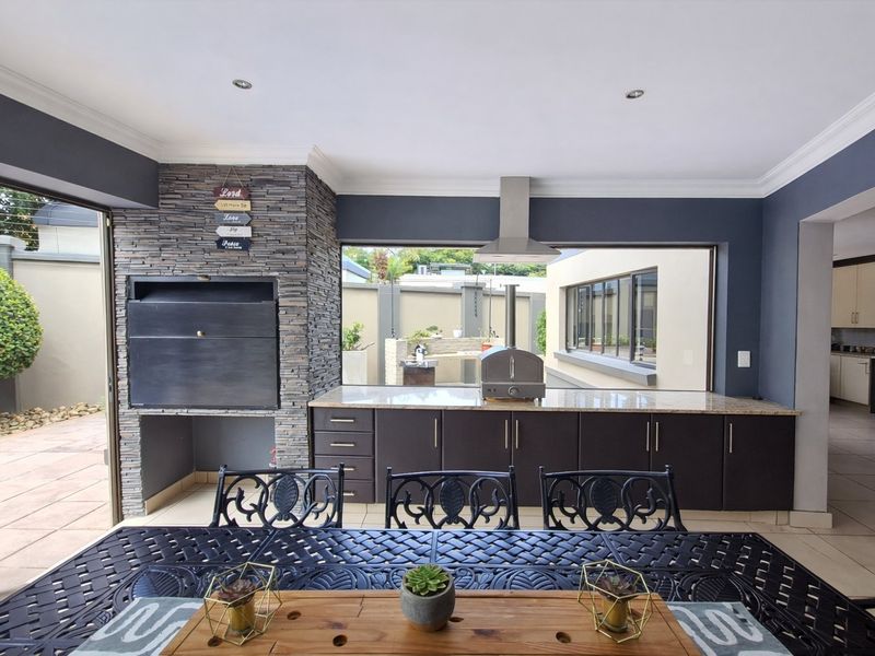 Elegant Home For Sale in Prestigious Ville de Fleur Estate - Photo 4