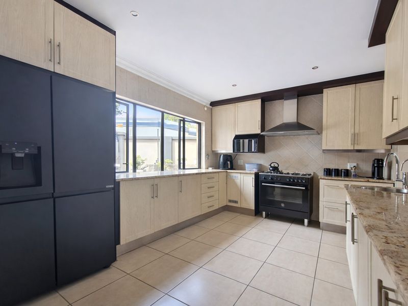 Elegant Home For Sale in Prestigious Ville de Fleur Estate - Photo 10