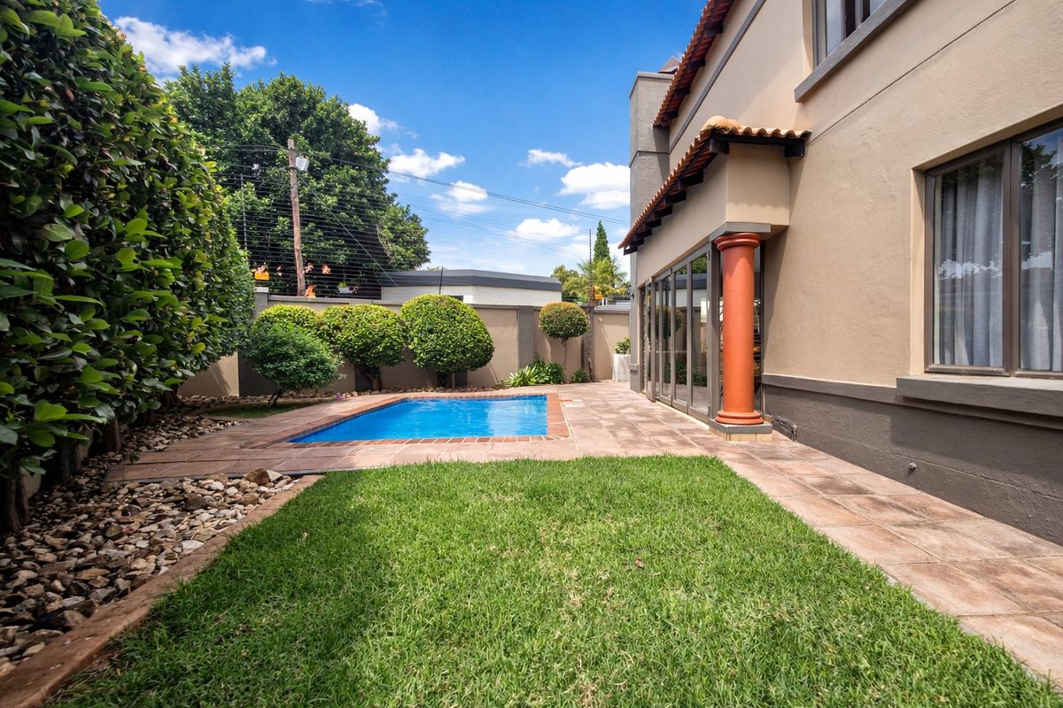 Elegant Home For Sale in Prestigious Ville de Fleur Estate - Photo 3