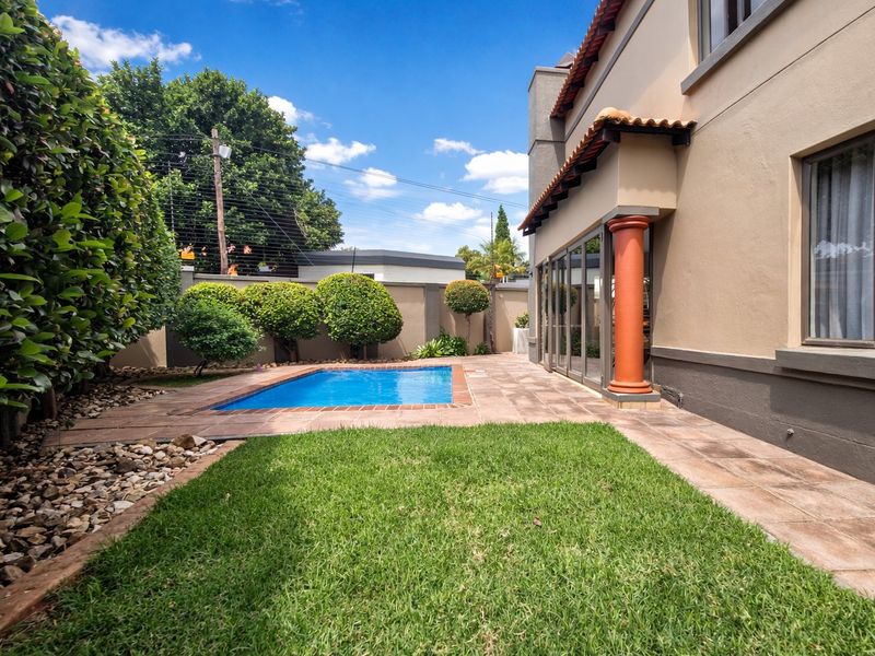Elegant Home For Sale in Prestigious Ville de Fleur Estate - Photo 3
