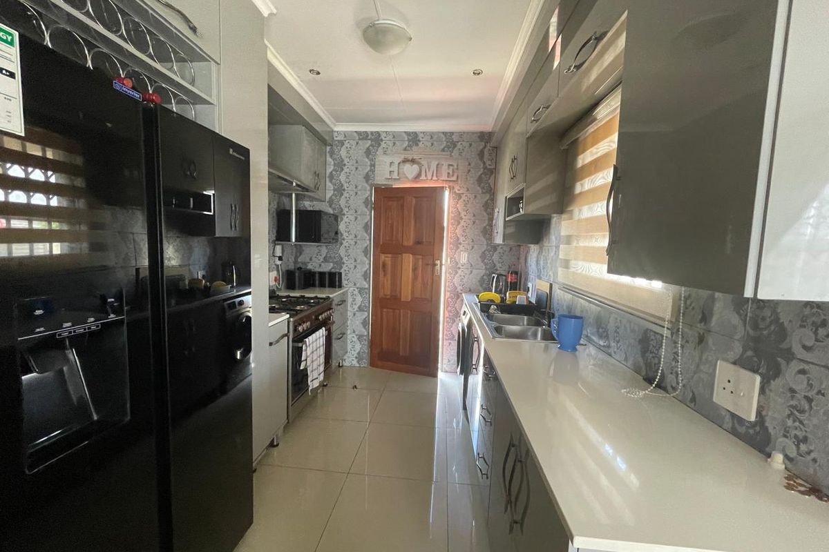 3 Bedroom House For Sale in Klerksoord - Photo 3