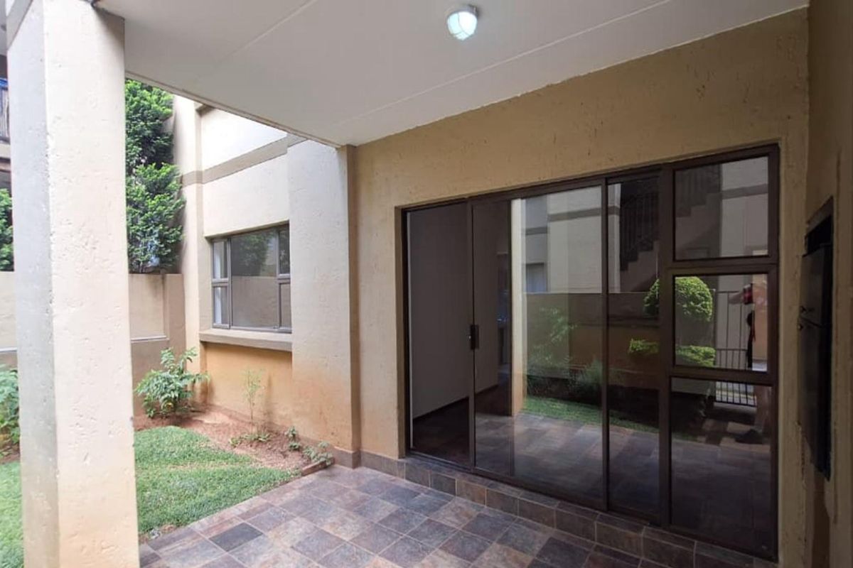 2 Bedroom Apartment for sale  in Lonehill - Photo 2